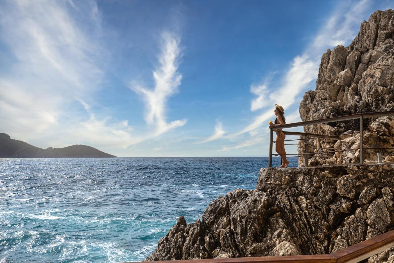 อโครติริ บีช Hotel ปาเลโอกัสไตรซา ภายนอก รูปภาพ View of the sea from the coast of the island of Brač