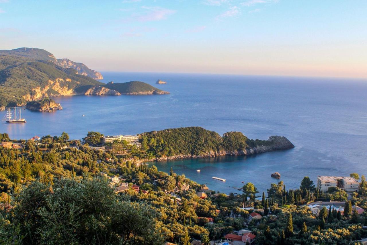 อโครติริ บีช Hotel ปาเลโอกัสไตรซา ภายนอก รูปภาพ View of the Gulf of Tigullio from the town of Rapallo