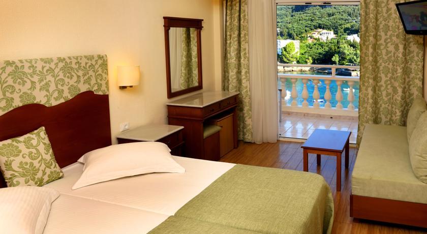 อโครติริ บีช Hotel ปาเลโอกัสไตรซา ภายนอก รูปภาพ A typical hotel room