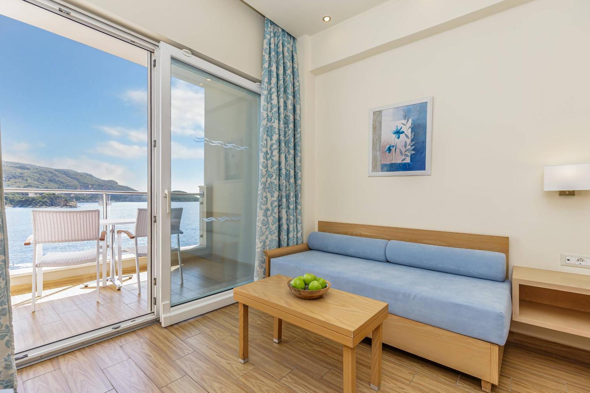 อโครติริ บีช Hotel ปาเลโอกัสไตรซา ภายนอก รูปภาพ A room at the hotel