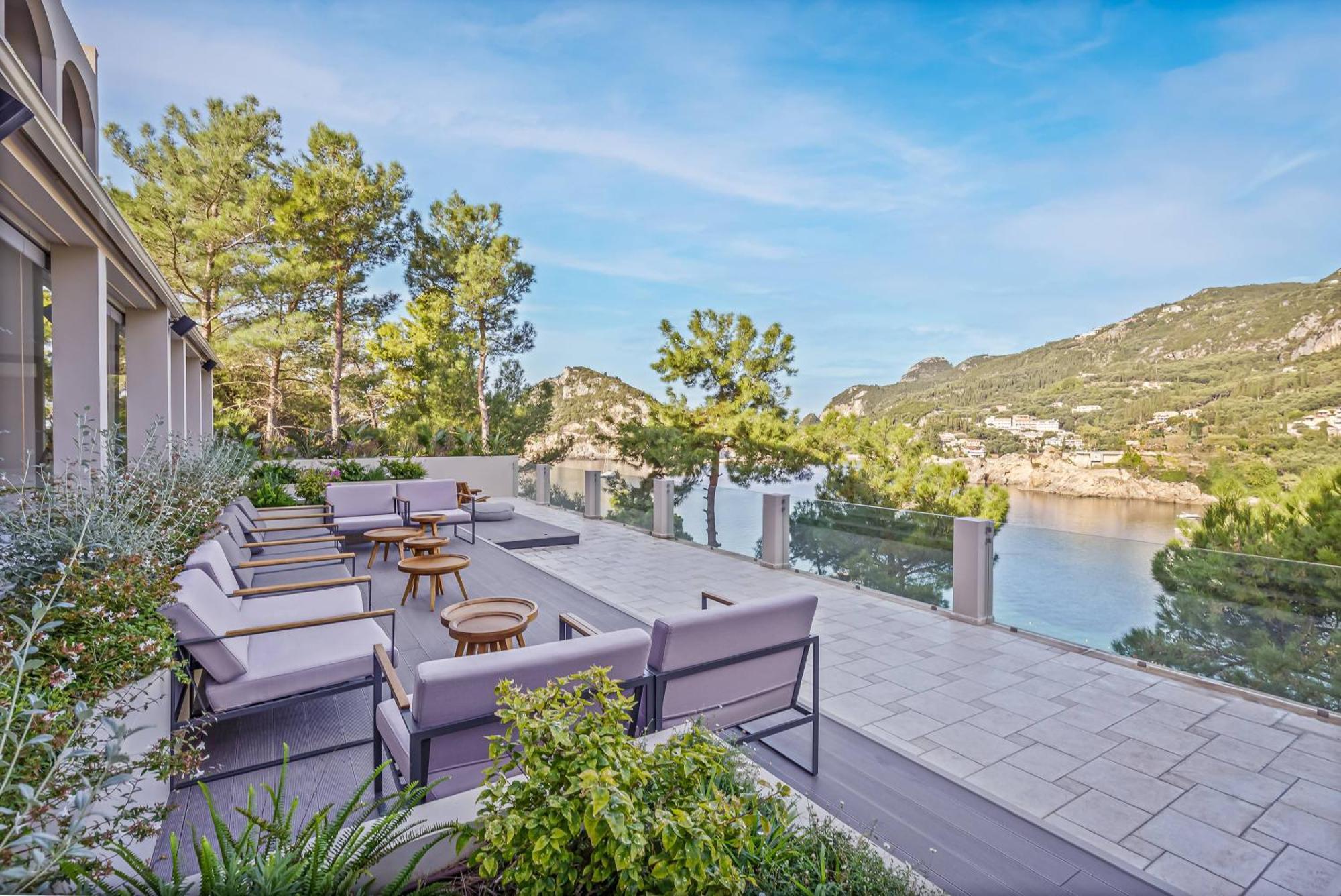 อโครติริ บีช Hotel ปาเลโอกัสไตรซา ภายนอก รูปภาพ The hotel's terrace