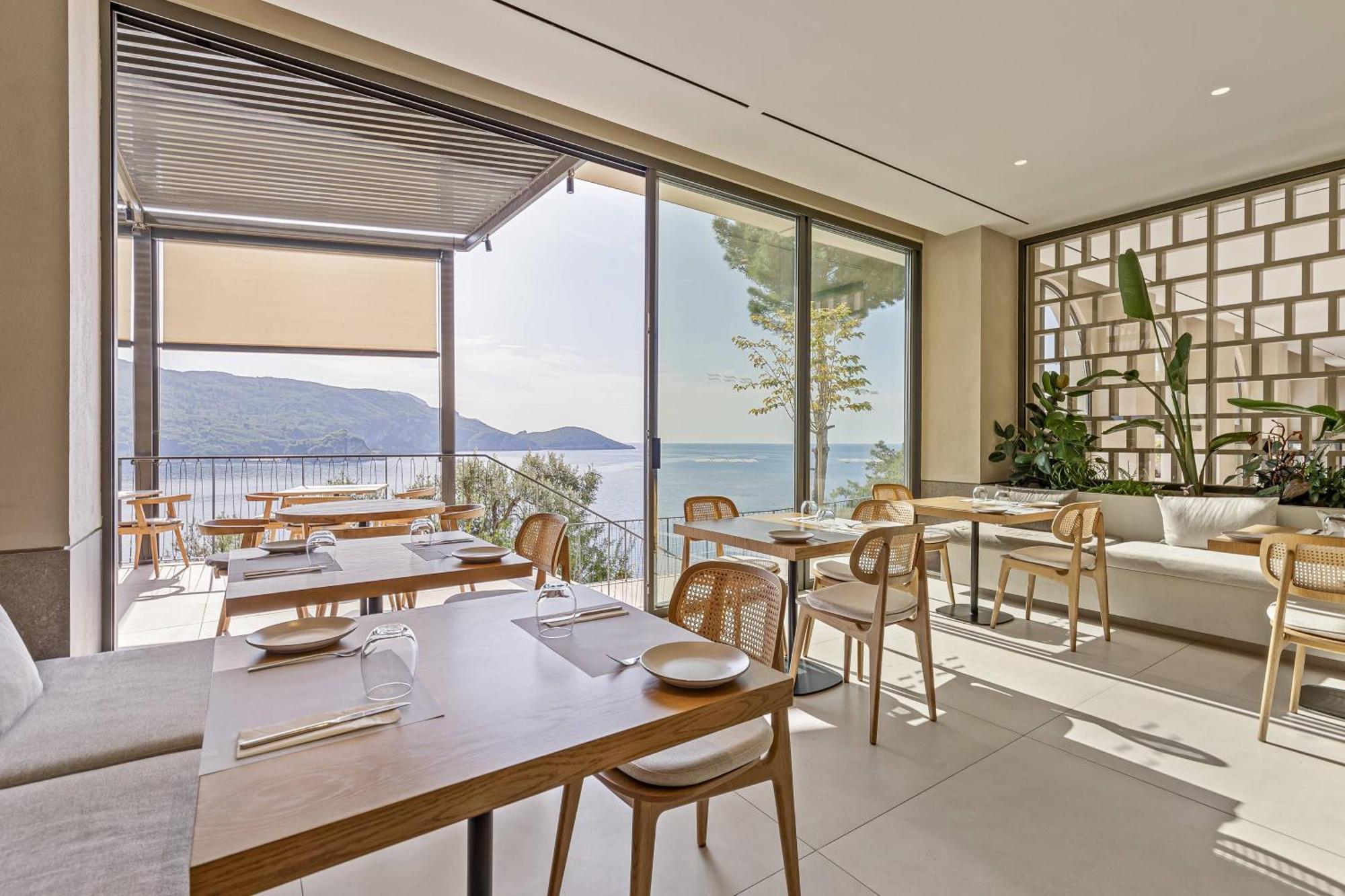 อโครติริ บีช Hotel ปาเลโอกัสไตรซา ภายนอก รูปภาพ Restaurant