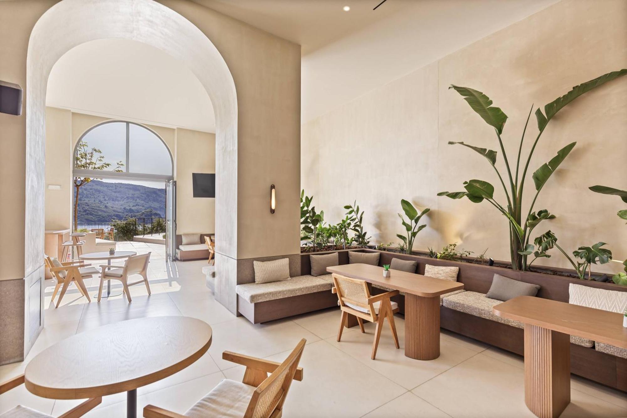 อโครติริ บีช Hotel ปาเลโอกัสไตรซา ภายนอก รูปภาพ The interior of the hotel
